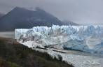 O ponto onde o glaciar Perito Moreno faz contato com terra firme, quase isolando duas partes do lago Argentino, no parque Nacional Los Glaciares, região de El Calafate, no sul da Argentina